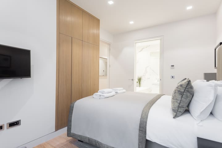 Luxurious Penthouse in Trafalgar Square gallery image 5