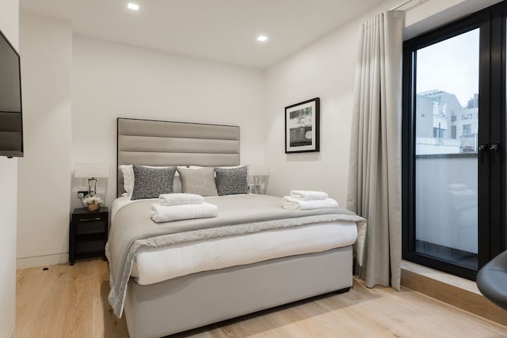 Luxurious Penthouse in Trafalgar Square gallery image 2