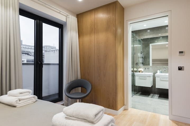 Luxurious Penthouse in Trafalgar Square gallery image 3