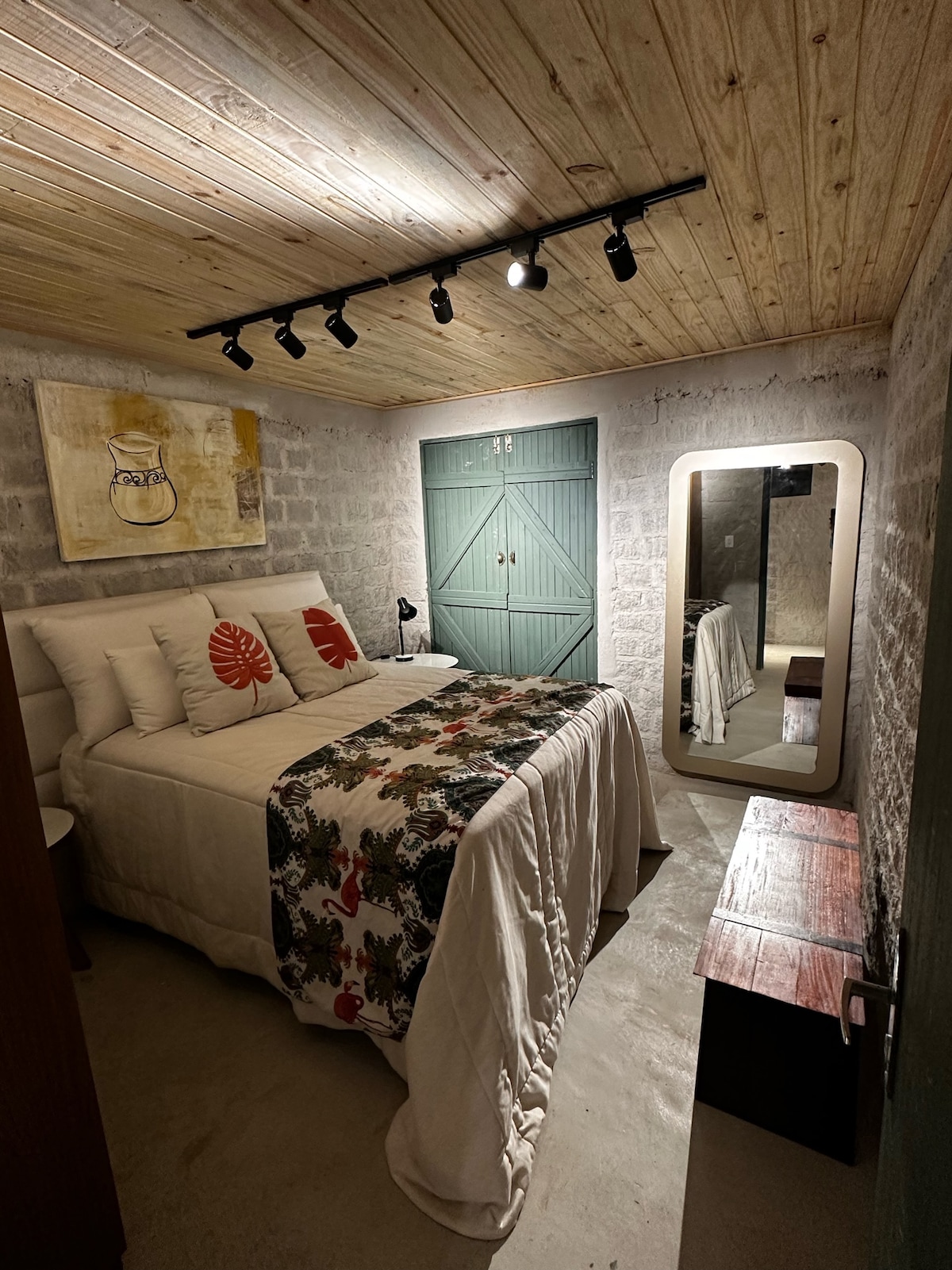 سرير كامل الحجم مع مرتبة زنبركية ووسائد من الريش — راحة تامة.

