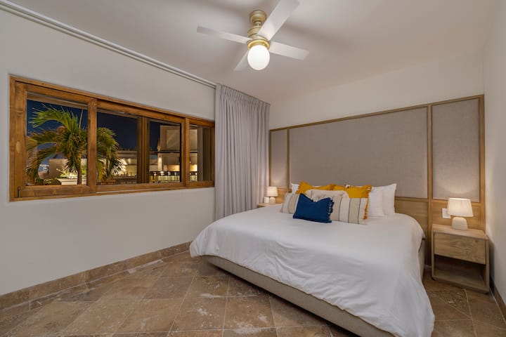 Mətbəxin yanındakı pilləkənlərlə aşağı enən əsas qonaq sahəsinin altında hovuz sahəsinə baxan gözəl pəncərəsi olan dördüncü yataq otağı görəcəksiniz. 