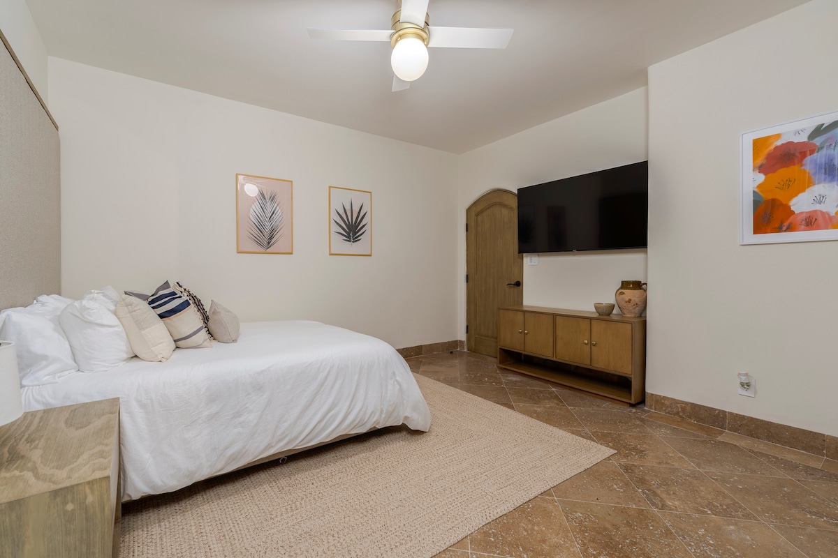 El quinto dormitorio cuenta con una cama queen y amplios espacios. 