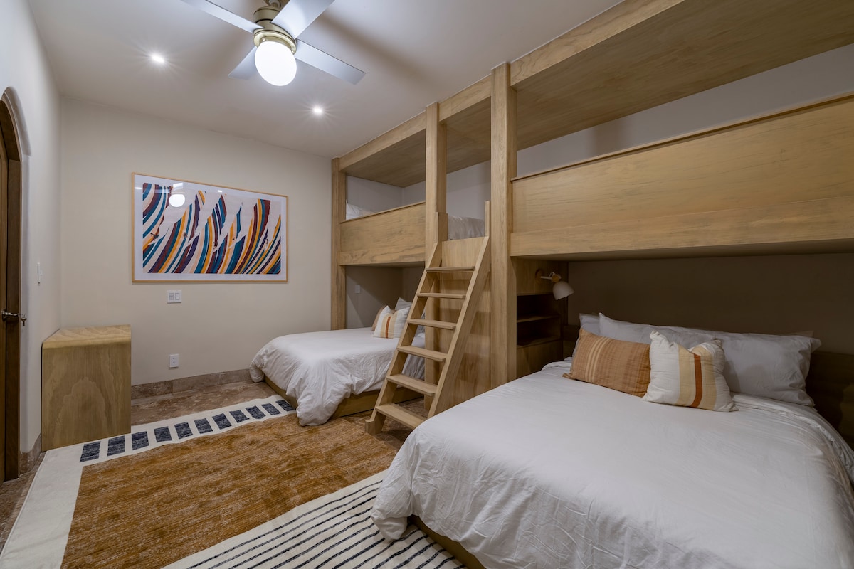 El séptimo dormitorio cuenta con cuatro camas (2 búnkeres) muy bien acomodados. 