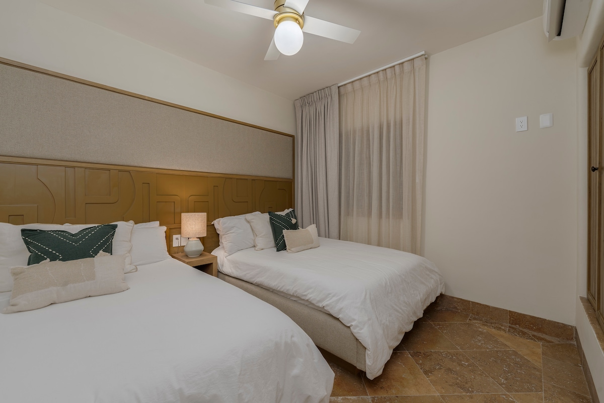 Justo al mismo nivel de la sala de estar encontrarás este tercer dormitorio con dos dormitorios tamaño queen. 