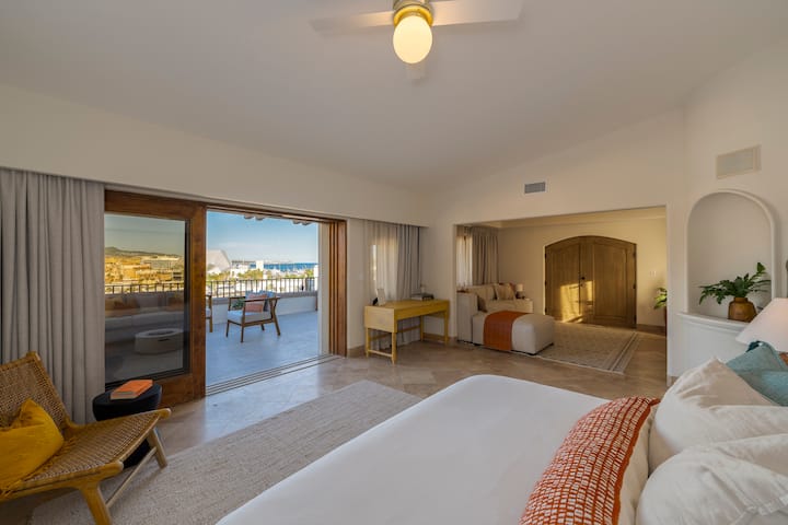 İkinci səviyyədə yerləşən əsas yataq otağımız; ayrıca TV Otağı, öz cakuzisi olan ayrıca terras və buxarısı olan öz salonu var. Aşağıdakı şəkillərdə onun gözəl hamam otağına nəzər salın. 