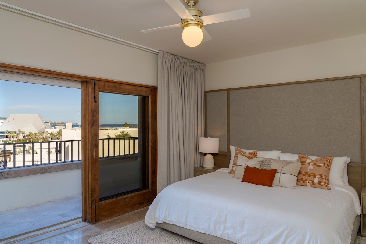 El segundo dormitorio también en el segundo nivel, tiene su propio balcón con increíbles vistas al mar. 