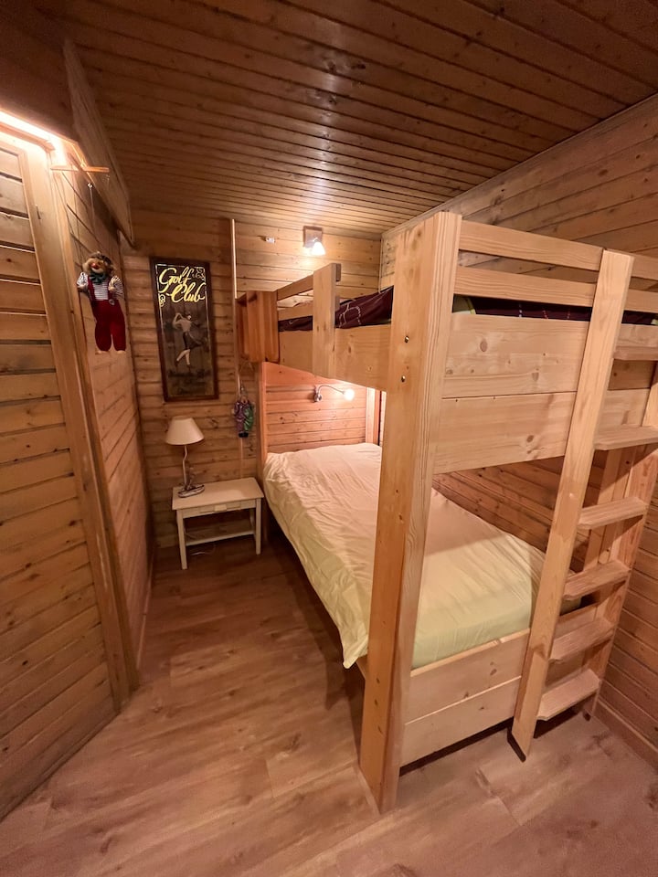 Dve poschodové postele 2 m x 0,90m v hale  (plocha približne 7 m ²)