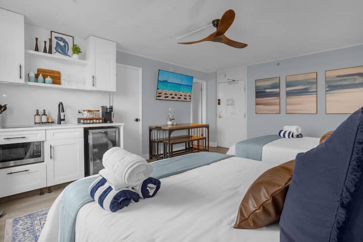 Modern Beach Oasis | Sleeps 4 | Pool | Gym | Games - Daytona Beach, FL