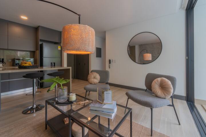 Predivna minimalistička soba s prirodnim svjetlom i prekrasnim detaljima tekstura u njenim elementima.