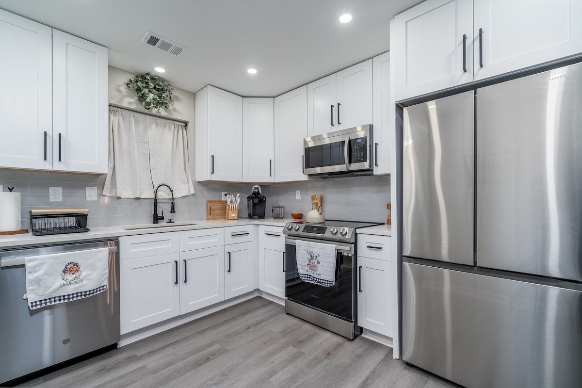 Newly Renovated 2 Beds/2 Private Baths Townhome