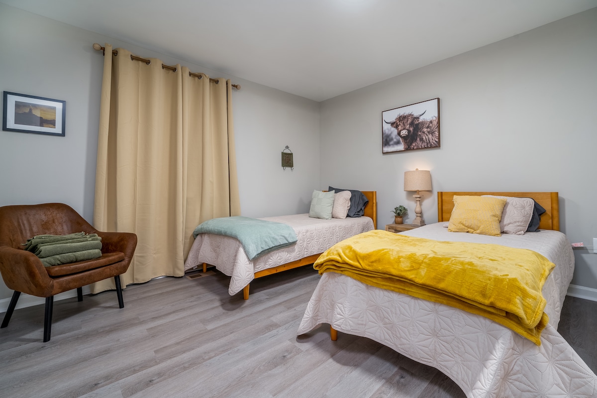 Newly Renovated 2 Beds/2 Private Baths Townhome