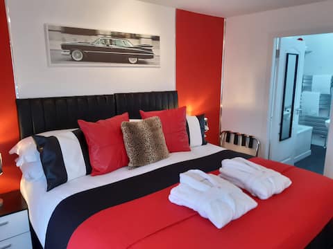 Cadillac Kustomz Hotel, Room 54