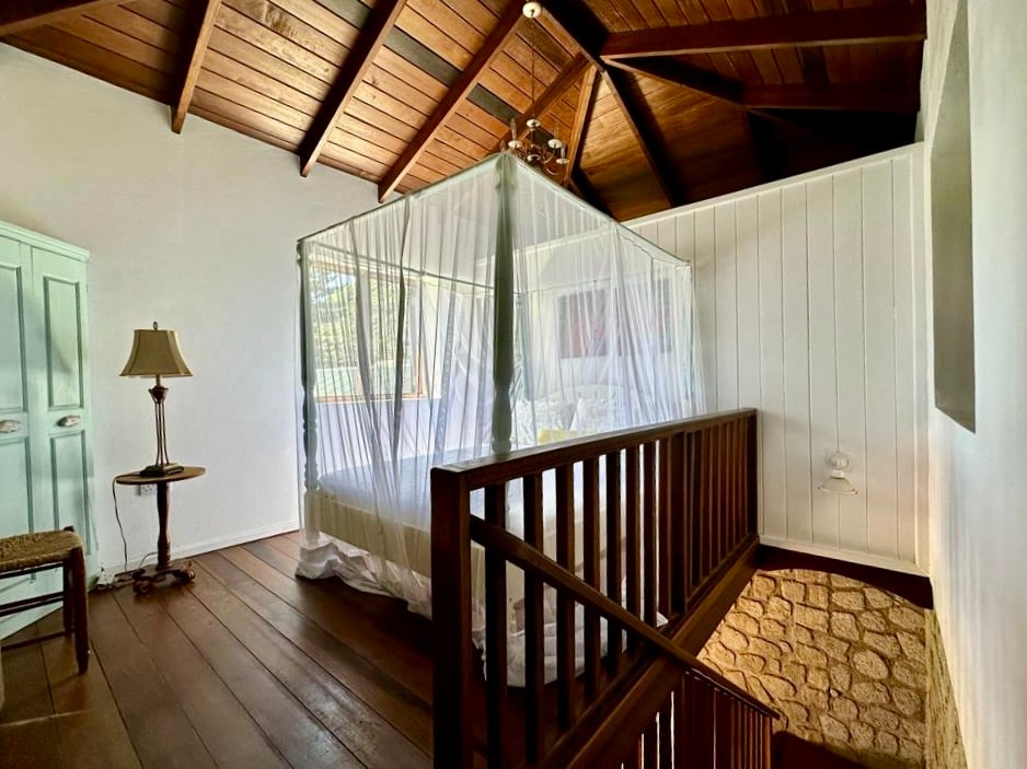 малко отворено таванско помещение нагоре по стълбите, двойно легло със самостоятелна баня. попитайте за тази допълнителна 4 - та стая. 