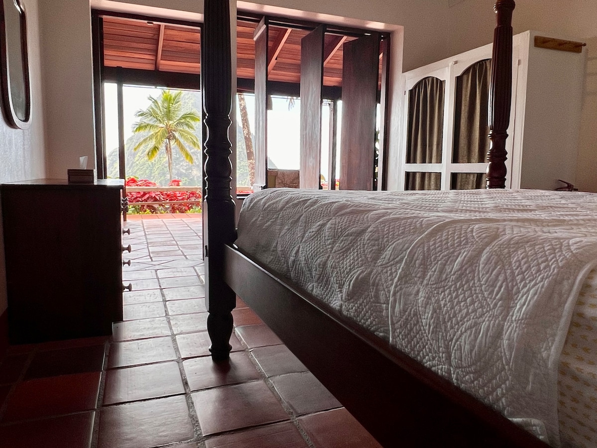 Двойно легло с 4 плаката, вентилатор на тавана, сводест таван, самостоятелна баня. Питон и изглед към океана.