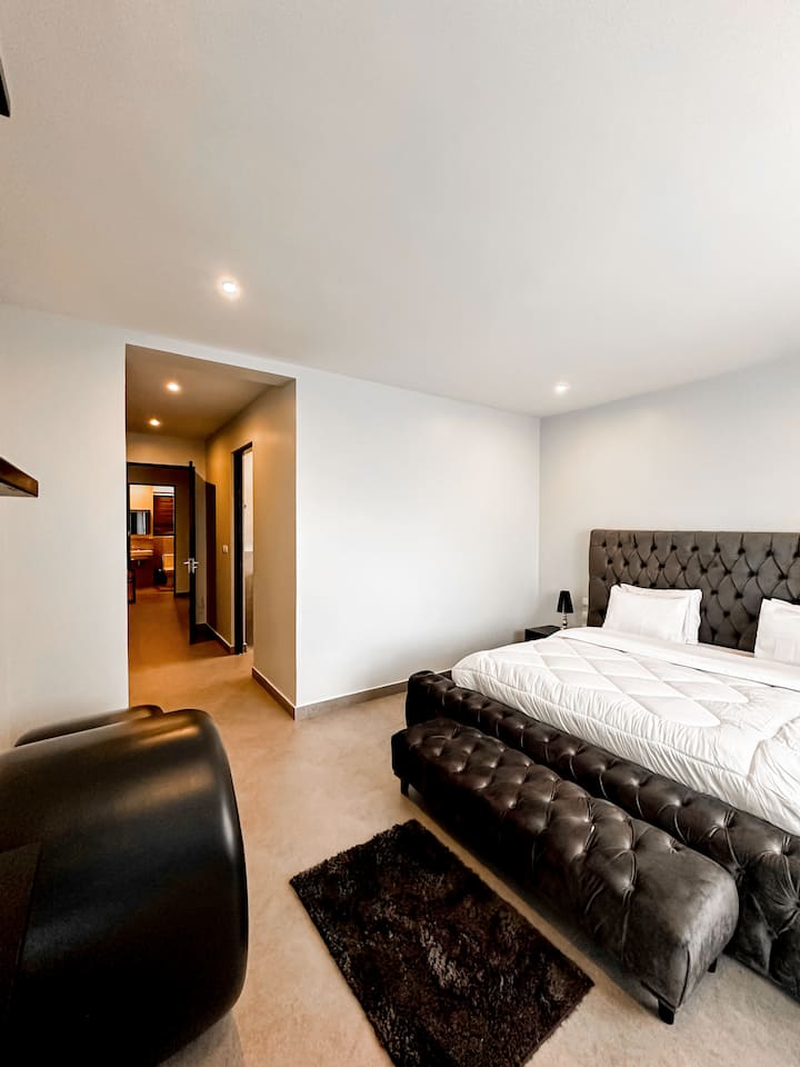 Dhoma kryesore e krevatit (2x2 m) Krevat dopio "king".