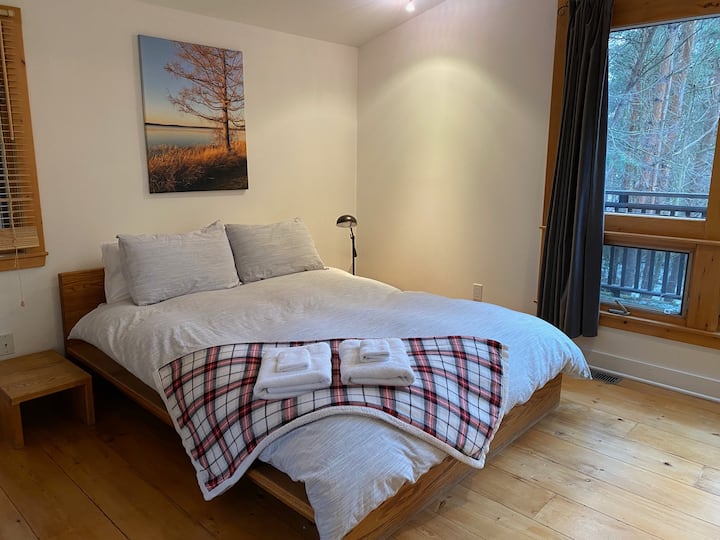 Letto matrimoniale in seconda camera da letto al piano principale.