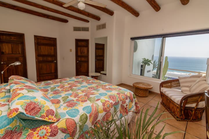 غرفة نوم ثانية بإطلالة على المحيط