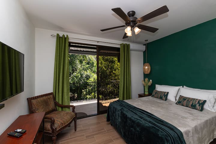 1. spálňa s manželskou posteľou veľkosti Queen