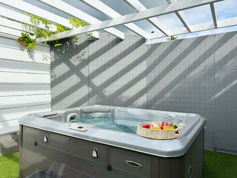 2km from airport, hot tub, parking, wifi
