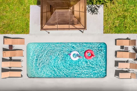 6 Bedroom Two Villas, Heated Pool 2mil to Downtown