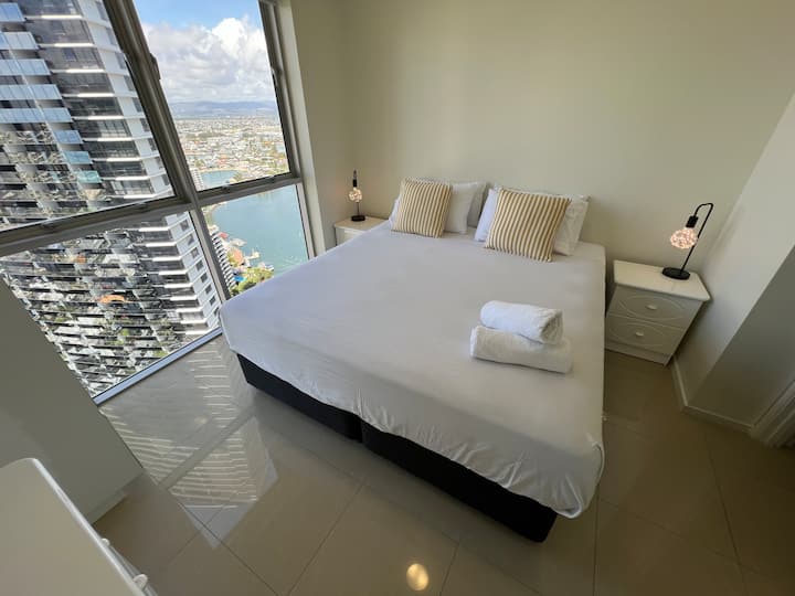ห้องนอนที่ 2 พร้อมเตียงคิงไซส์และวิวเหนือ Surfers Paradise,, Mount Warning, Gold Coast Hinterland และ Coolangatta/Tweed Heads
