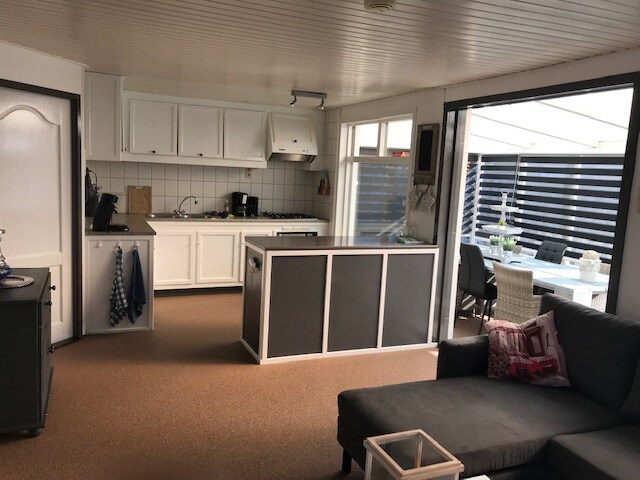 Popular Airbnb listing: Cozy simple house with garden at the beach in Ouddorp Oude Nieuwlandseweg