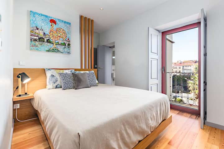 客房配有空调、阳台和独立卫生间。