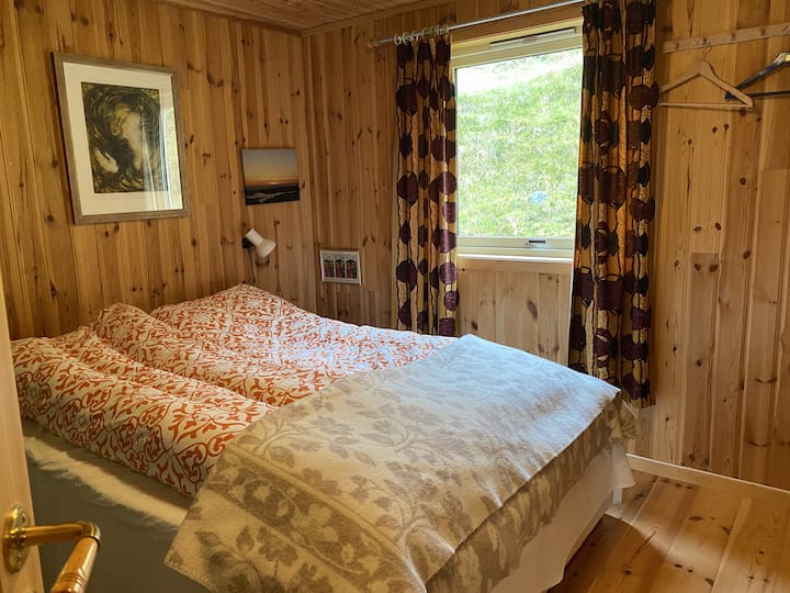 Საძინებელი 1 დიდი კარადებით. Საწოლის სიგანე 1,50 მ.