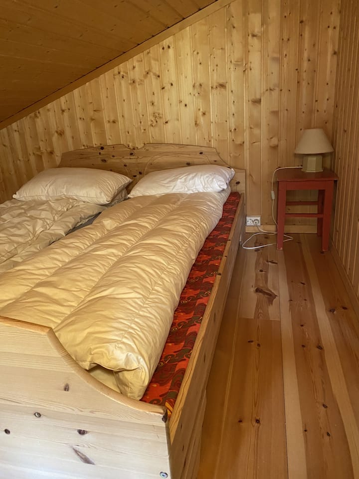 Საძინებელი 3 სხვენში. Ჭერის დაბალი სიმაღლე. საწოლის სიგანე 1,50 მ. 