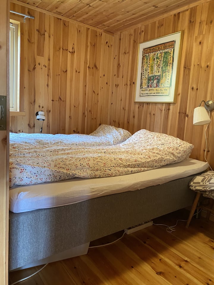 Საძინებელი 2 გარდერობით. Საწოლის სიგანე 1,80 მ.