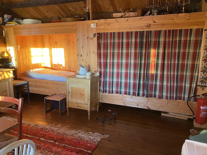 Ფორჯი/დანართი. 2 ჩაშენებული საწოლი, თითოეული 1,20 მ სიგანე. Ერთი ფარდის უკან დგას. 