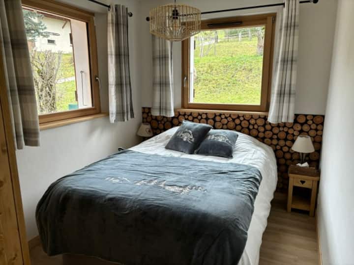 Një nga dhomat e gjumit në katin përdhe