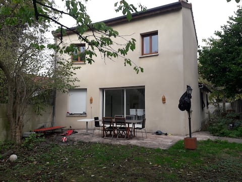 Quiet house near RER A, nature and recreation