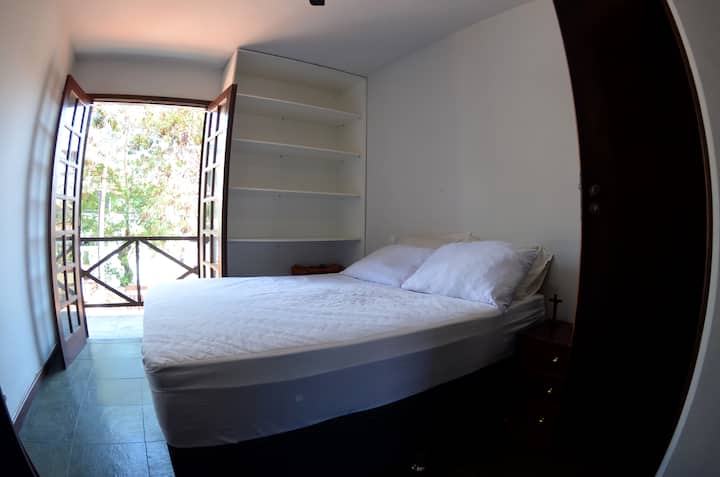 חדר עם מיטה זוגית, ארון מובנה, מדף ספרים,טלוויזיה, מרפסת וחצי חדר רחצה