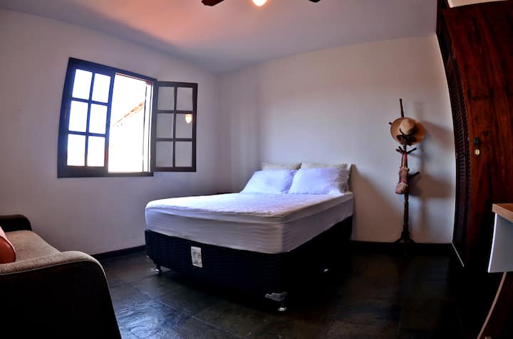 חדר שינה שני: מיטה זוגית, ספה נפתחת, שולחן עבודה וארון מובנה