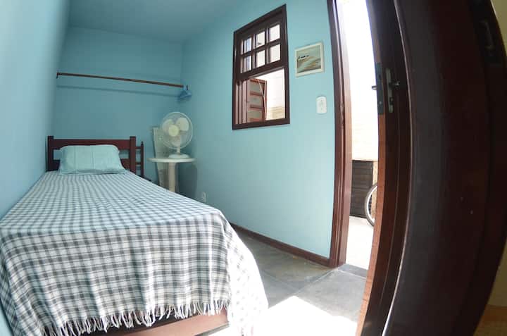 חדר שינה שלישי: סוויטה בקומה הראשונה עם מיטת יחיד.