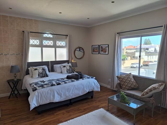 4-Bed Beach Retreat in Scenic Muizenberg gallery image 5