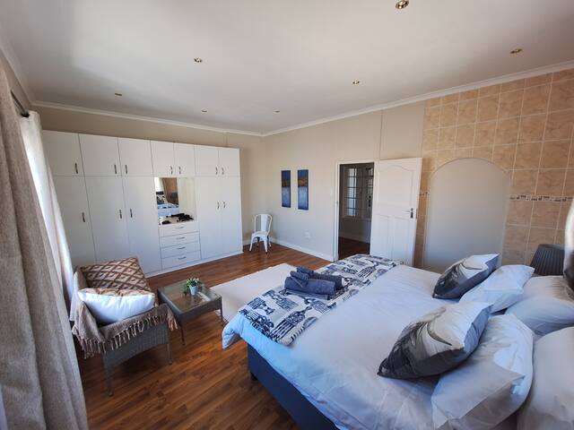 4-Bed Beach Retreat in Scenic Muizenberg gallery image 4