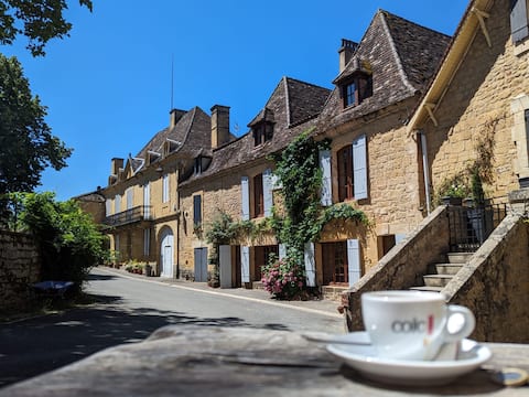 Beautiful 12 bed house in historic village centre