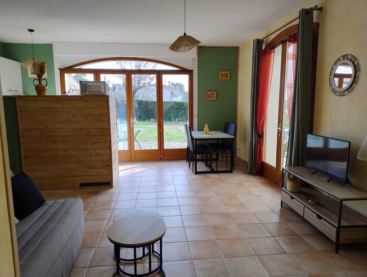 La sala de estar del lado de la zona de comedor y cocina.
