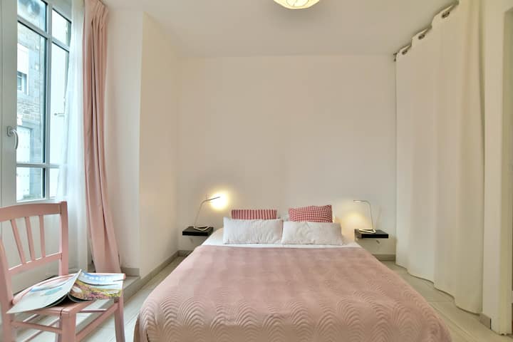 Spálňa s manželskou posteľou na prízemí a 140 x 190 lôžkami a vlastnou kúpeľňou