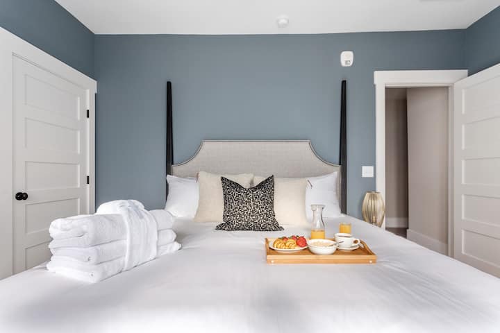 Chumba cha kwanza cha kulala: Kitanda aina ya King + En-suite + TV