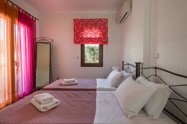 Homely 6Br Villa with Pool & Sea Views near Chania gallery image 4