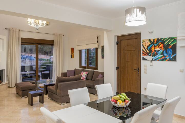 Homely 6Br Villa with Pool & Sea Views near Chania gallery image 2