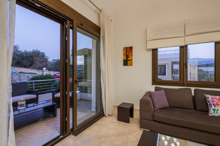 Homely 6Br Villa with Pool & Sea Views near Chania gallery image 5