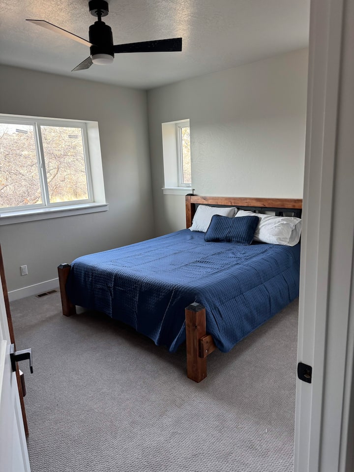 V izbe s manželskou posteľou King je veľa svetla.  Otvorené návrhom na umenie nad hlavou postele. . 