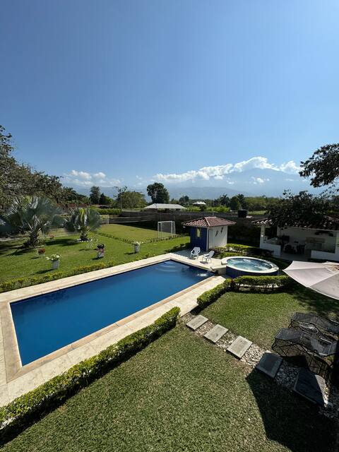Private estate with pool and court in Santa Elena