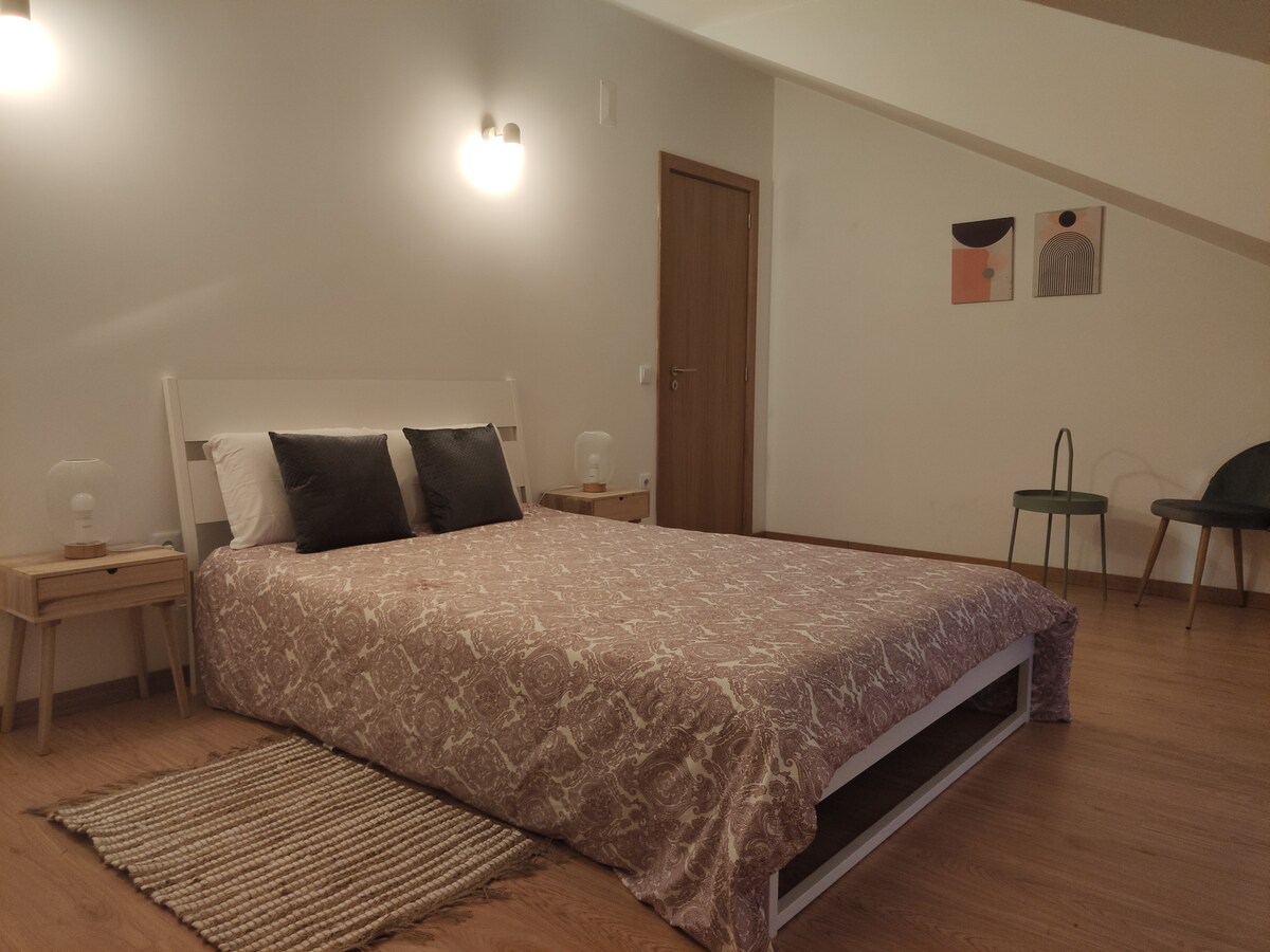 Dormitorio con cama doble.