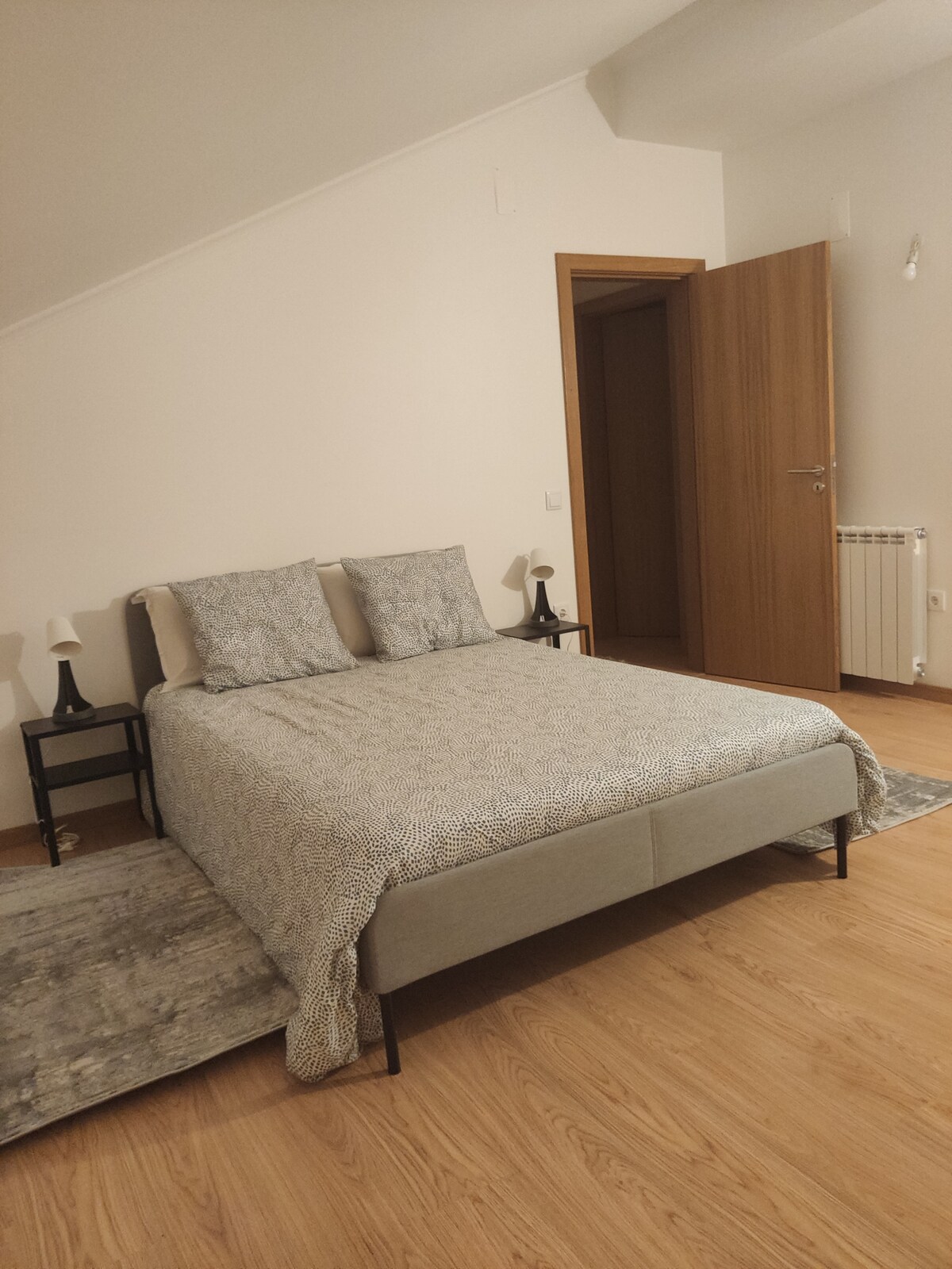 Dormitorio con cama doble.