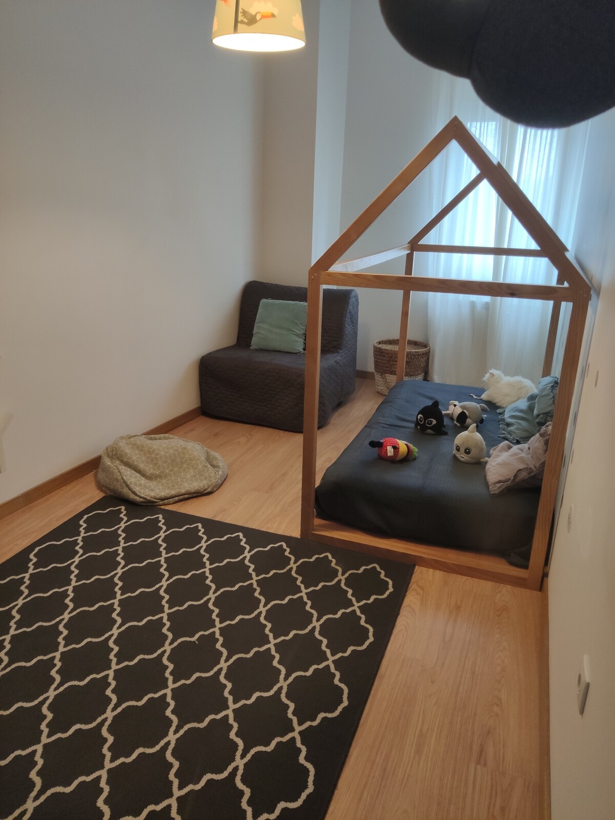 Dormitorio con una cama individual.